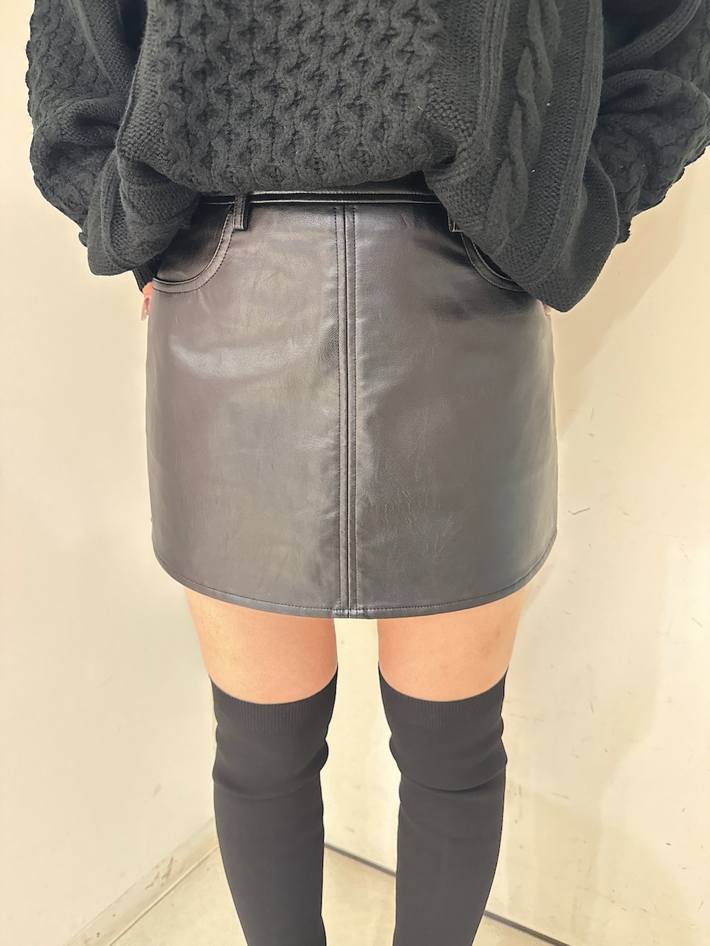 ホワイト系のブルゾン、ブラック系のスカート、ブラック系のブーツを着用したレディースの秋コーディネートの8枚目の写真