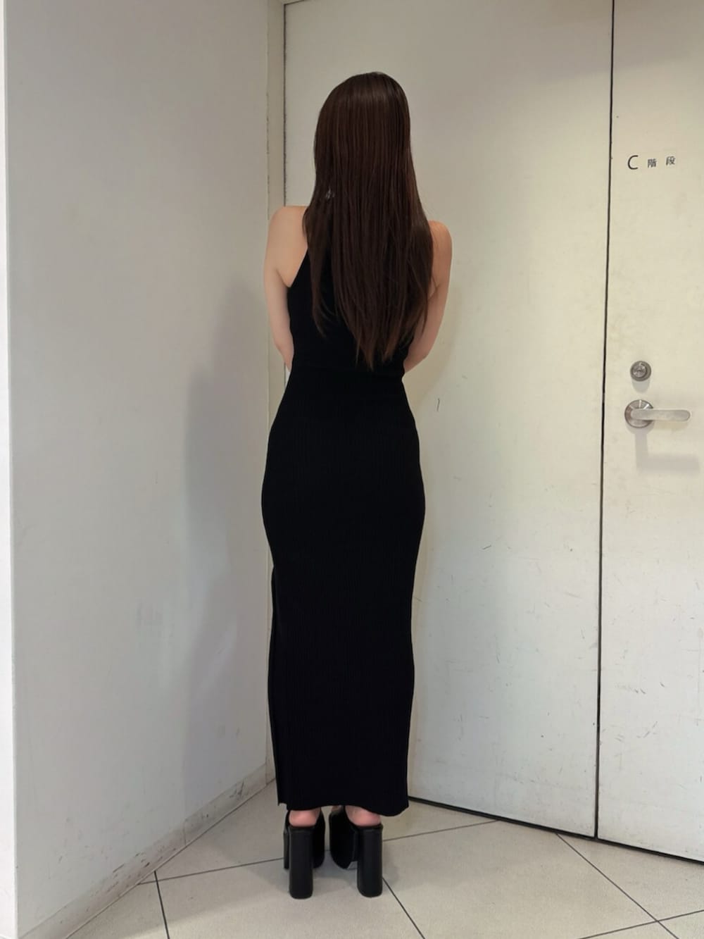 ブラック系のサンダル、ブラック系のワンピースを着用したレディースの夏コーディネートの3枚目の写真