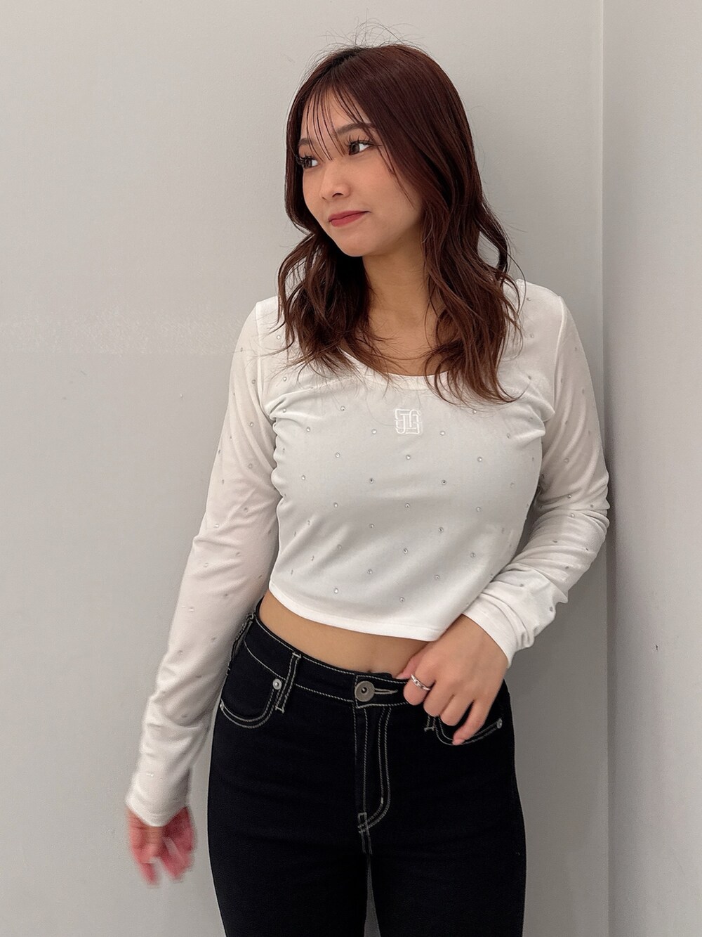 その他のその他アウター、ホワイト系のTシャツ/カットソー、ブラック系のブーツを着用したレディースの秋コーディネートの7枚目の写真