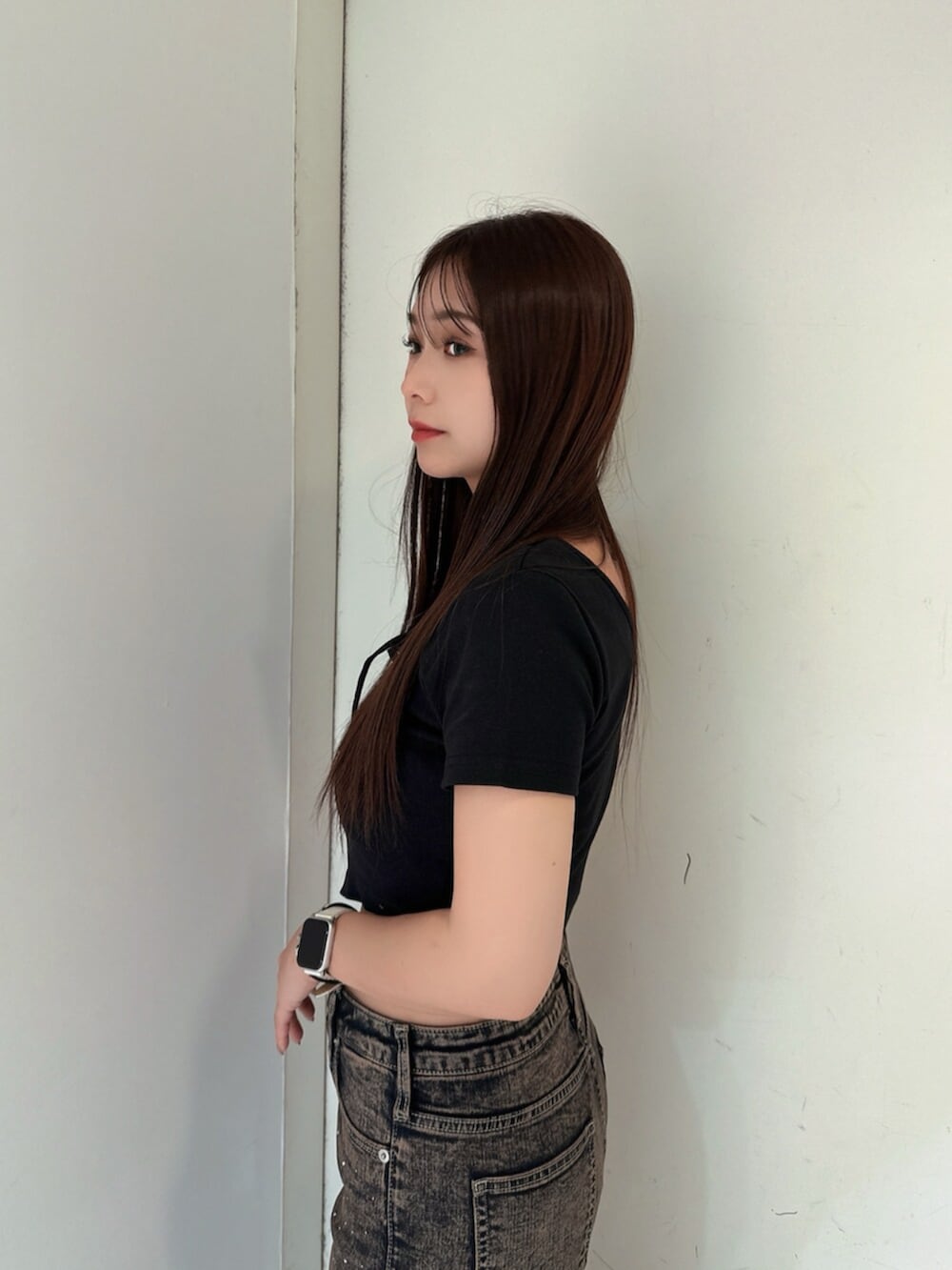 ブラック系のサンダル、ブルー系のデニムパンツ、ブラック系のTシャツ/カットソーを着用したレディースの夏コーディネートの5枚目の写真