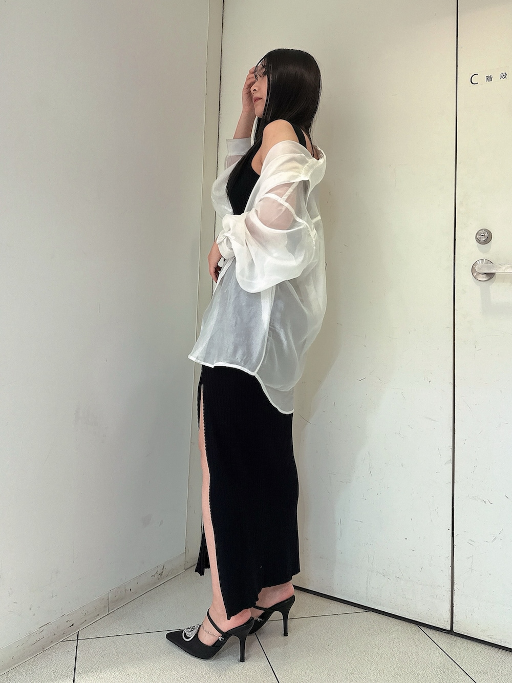ホワイト系のシャツ/ブラウス、ブラック系のワンピース、ブラック系のパンプスを着用したレディースの春コーディネートの2枚目の写真