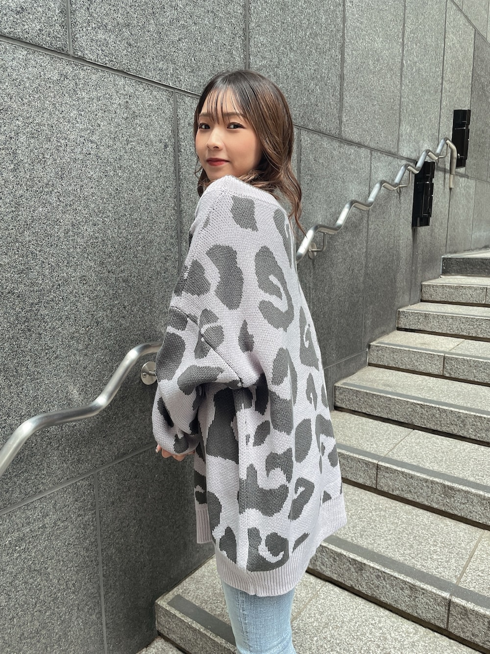 ピンク系のカーディガン/ボレロ、ホワイト系のキャミソール、ホワイト系のパンプスを着用したレディースの春コーディネートの4枚目の写真