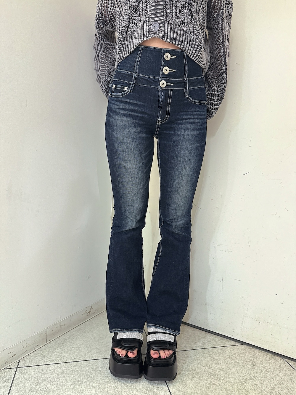 ブルー系のデニムパンツ、ブルー系のニット/セーター、ブラック系のサンダルを着用したレディースの春コーディネートの8枚目の写真