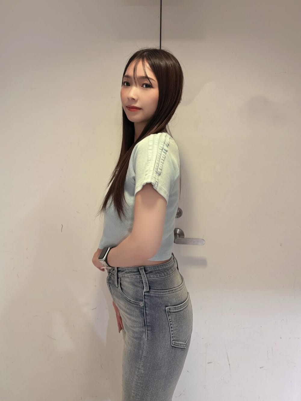 ホワイト系のサンダル、ブルー系のデニムパンツ、ブルー系のTシャツ/カットソーを着用したレディースの夏コーディネートの5枚目の写真