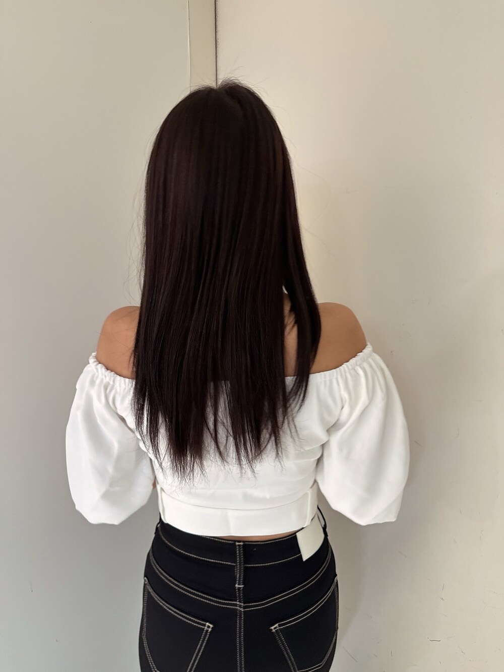 ブラック系のデニムパンツ、ブラック系のサンダル、ホワイト系のシャツ/ブラウスを着用したレディースの夏コーディネートの5枚目の写真