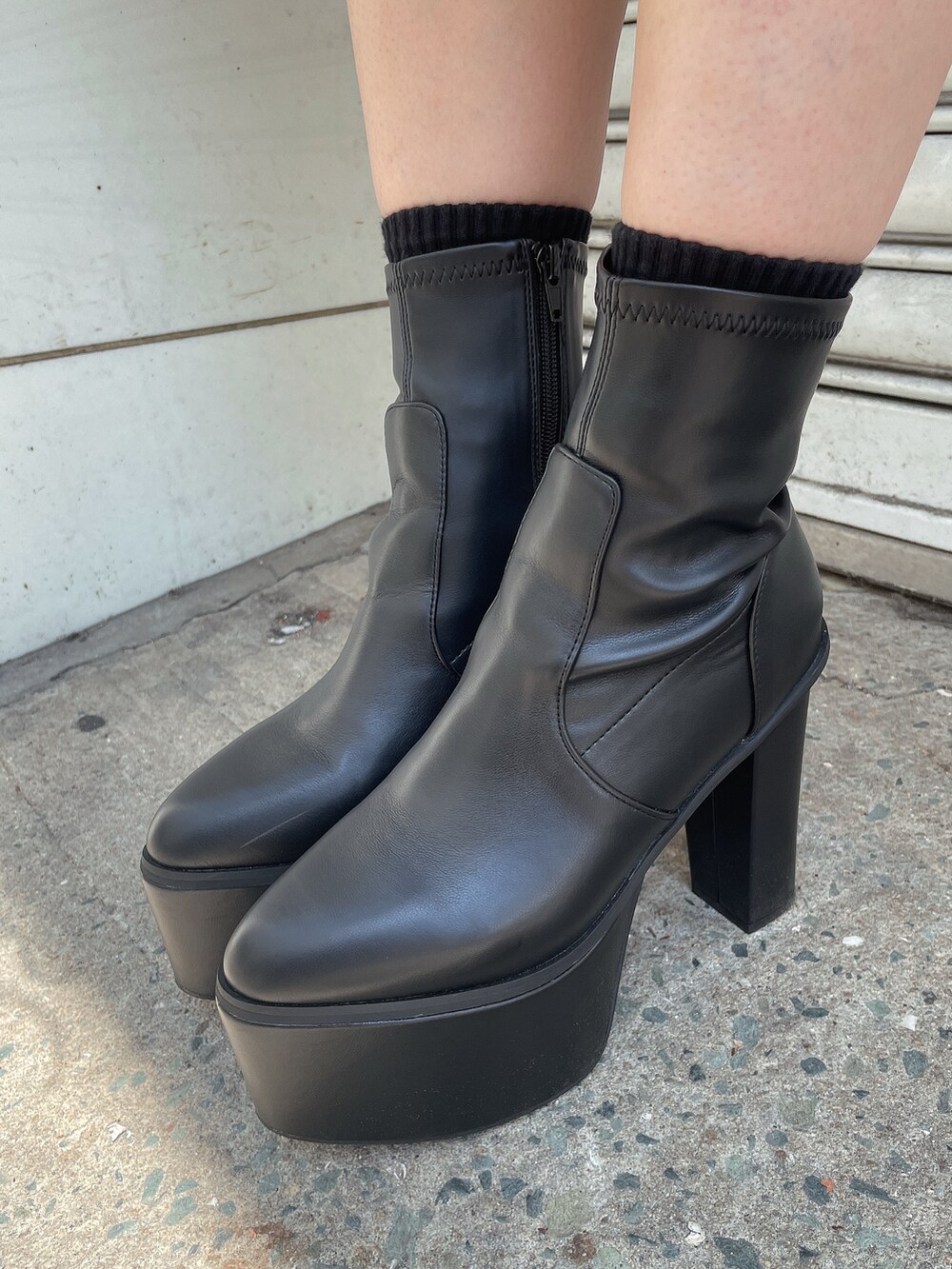 ブラック系のデニムパンツ、ブラック系のブーツ、ブラック系のTシャツ/カットソーを着用したレディースの夏コーディネートの8枚目の写真