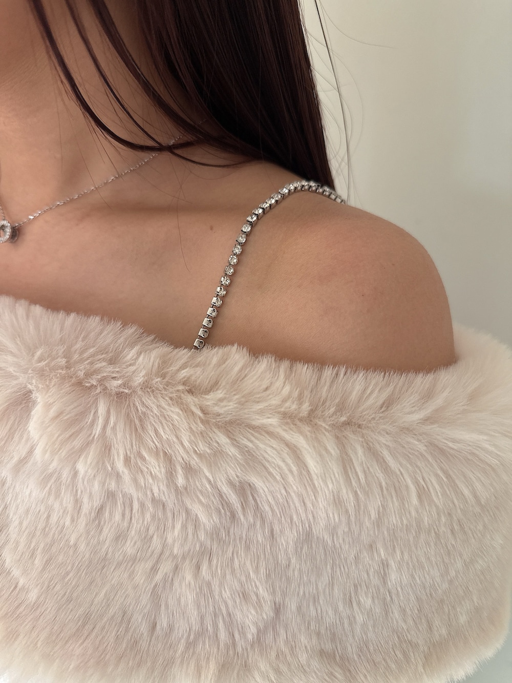 ホワイト系のニット/セーター、ブルー系のデニムパンツ、ブラック系のブーツを着用したレディースの秋コーディネートの8枚目の写真