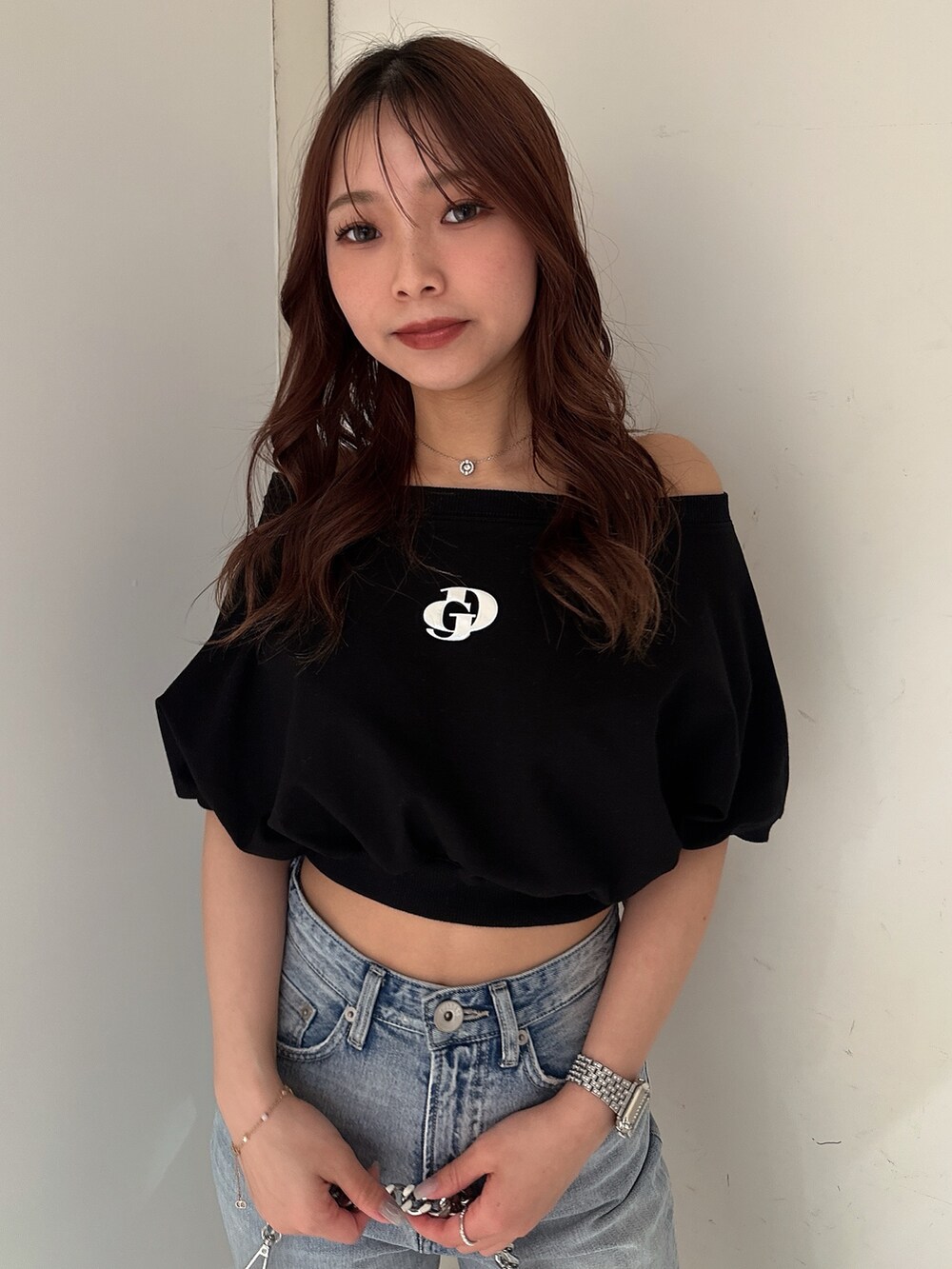 ブラック系のTシャツ/カットソー、ブルー系のデニムパンツ、ホワイト系のスニーカーを着用したレディースの春コーディネートの4枚目の写真