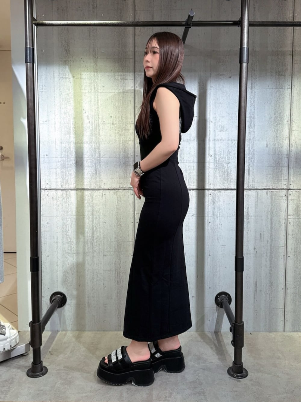 ブラック系のワンピース、ブラック系のサンダルを着用したレディースの夏コーディネートの2枚目の写真