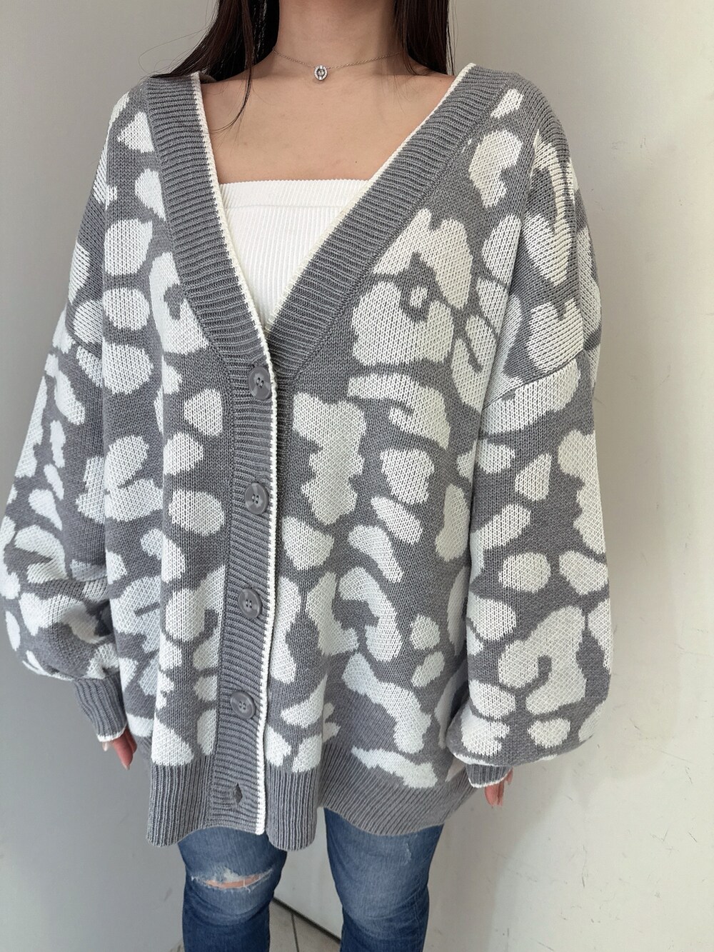 グレー系のカーディガン/ボレロ、ブルー系のデニムパンツ、ブラック系のサンダルを着用したレディースの春コーディネートの7枚目の写真