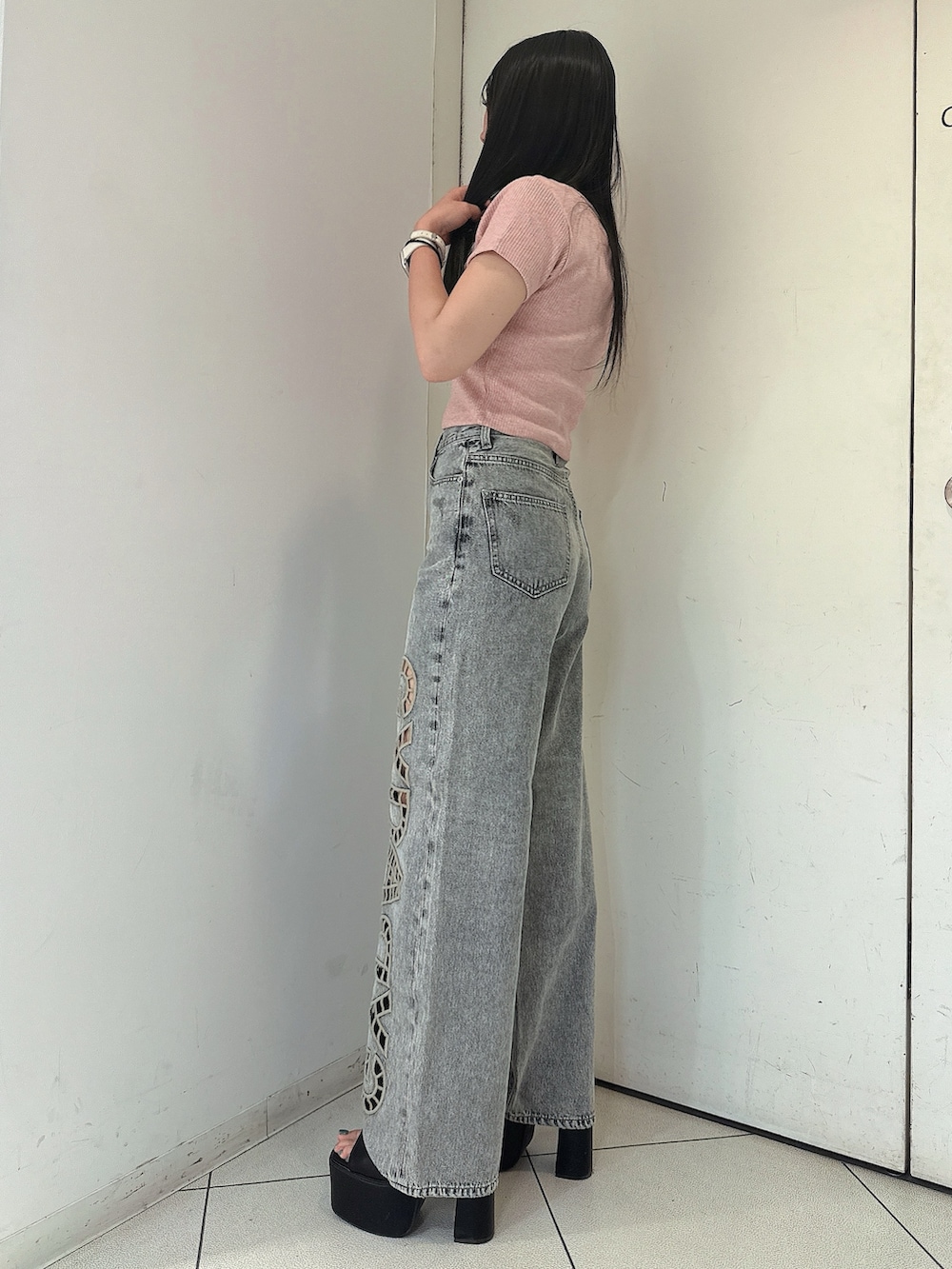 ブルー系のデニムパンツ、ピンク系のTシャツ/カットソー、ブラック系のサンダルを着用したレディースの春コーディネートの2枚目の写真