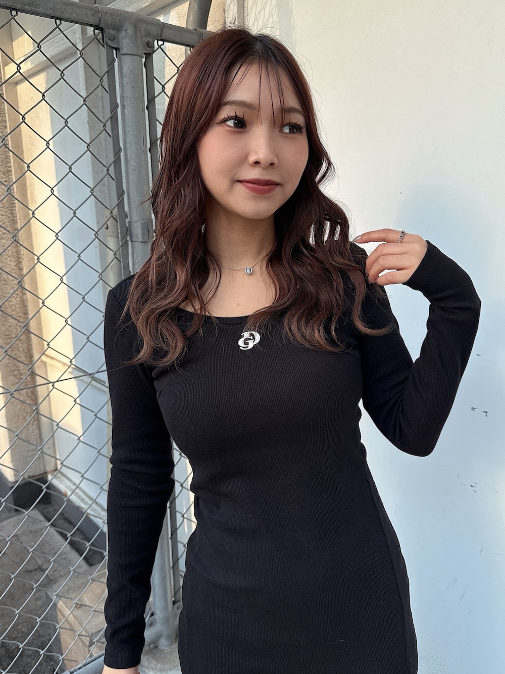 ブラック系のワンピース、ホワイト系のブーツを着用したレディースの春コーディネートの5枚目の写真