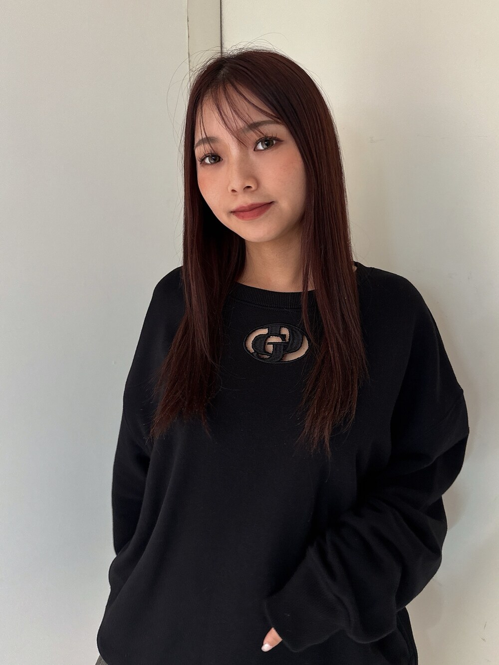 ブラック系のスウェット、その他のデニムスカート、ブラック系のブーツを着用したレディースの秋コーディネートの4枚目の写真