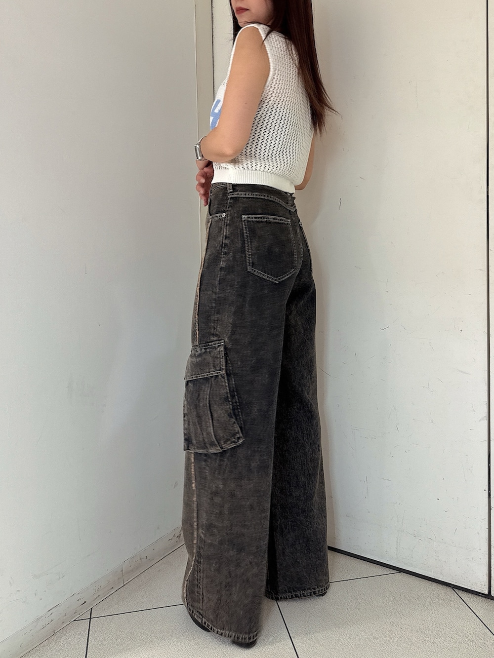 その他のつなぎ/オールインワン、ホワイト系のタンクトップ、ブラック系のサンダルを着用したレディースの夏コーディネートの2枚目の写真