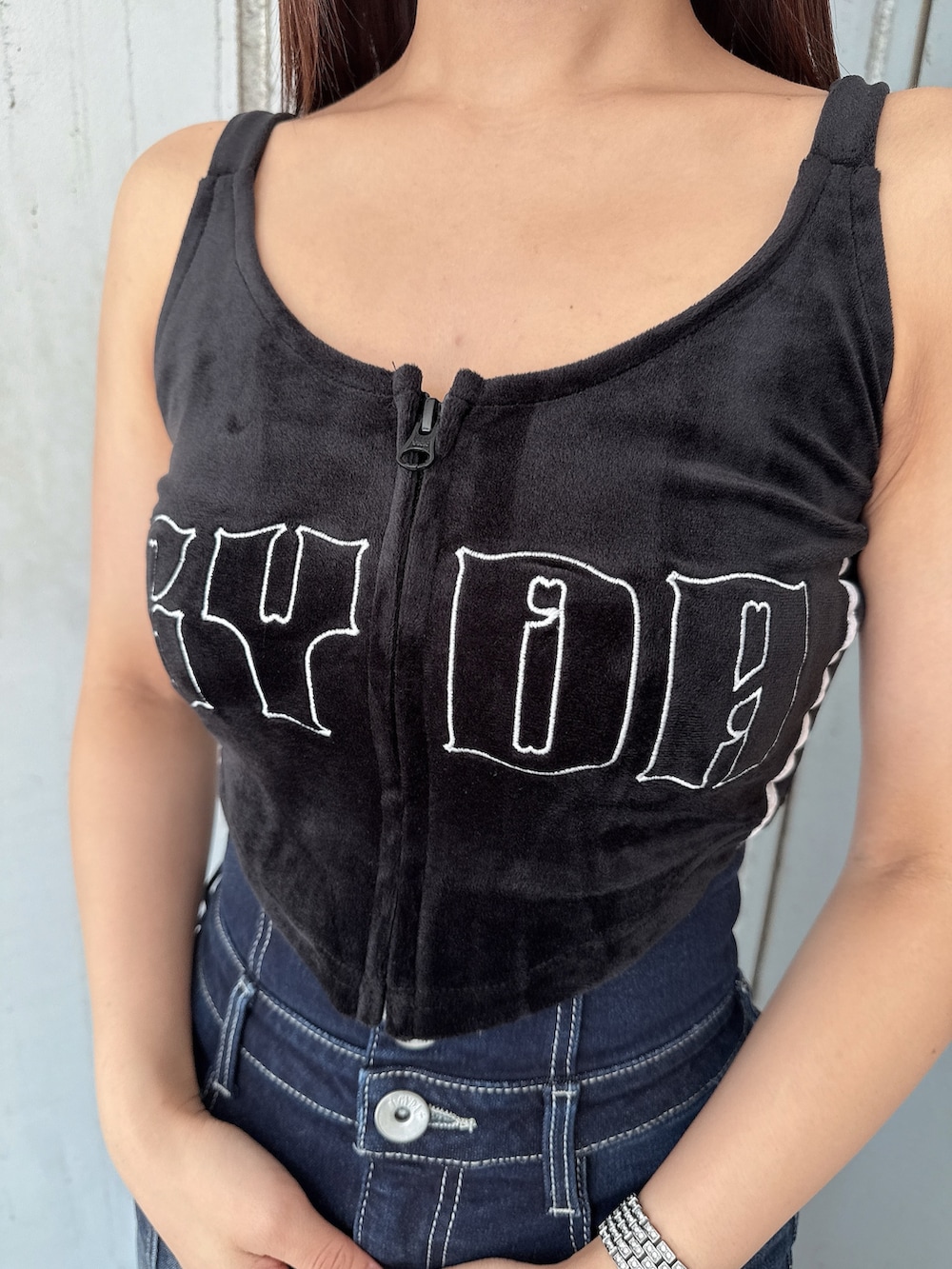 ブラック系のキャミソール、ブルー系のデニムスカート、ブラック系のサンダルを着用したレディースの夏コーディネートの6枚目の写真