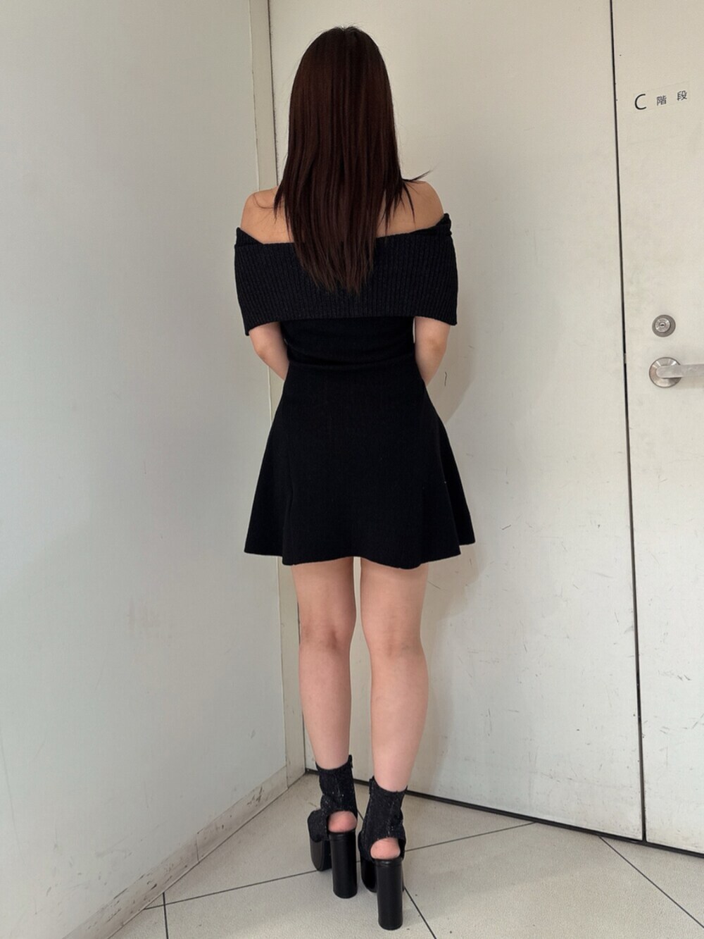 ブラック系のサンダル、ブラック系のワンピースを着用したレディースの夏コーディネートの3枚目の写真