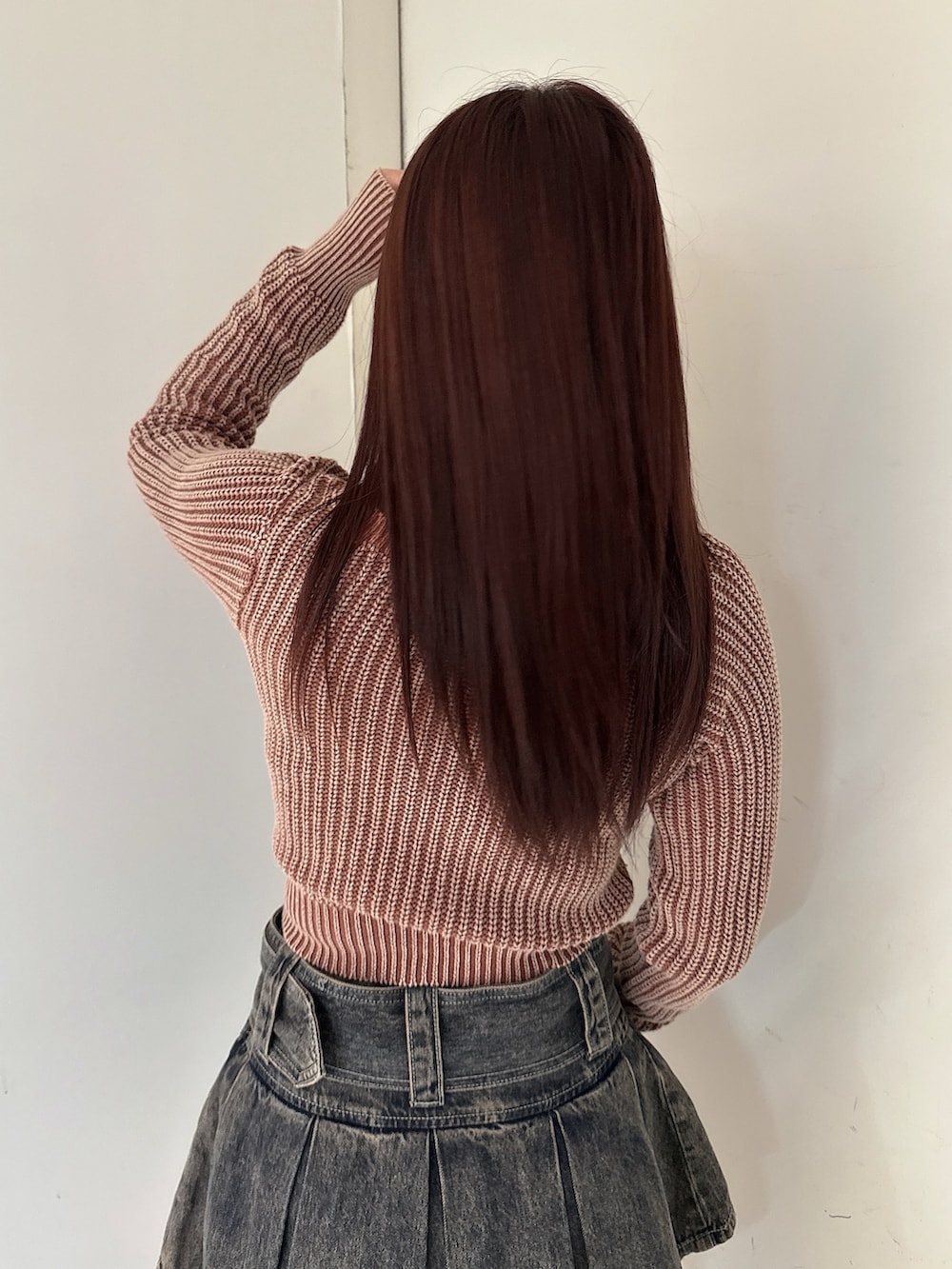 ブラウン系のニット/セーター、その他のデニムスカート、ブラック系のブーツを着用したレディースの秋コーディネートの6枚目の写真