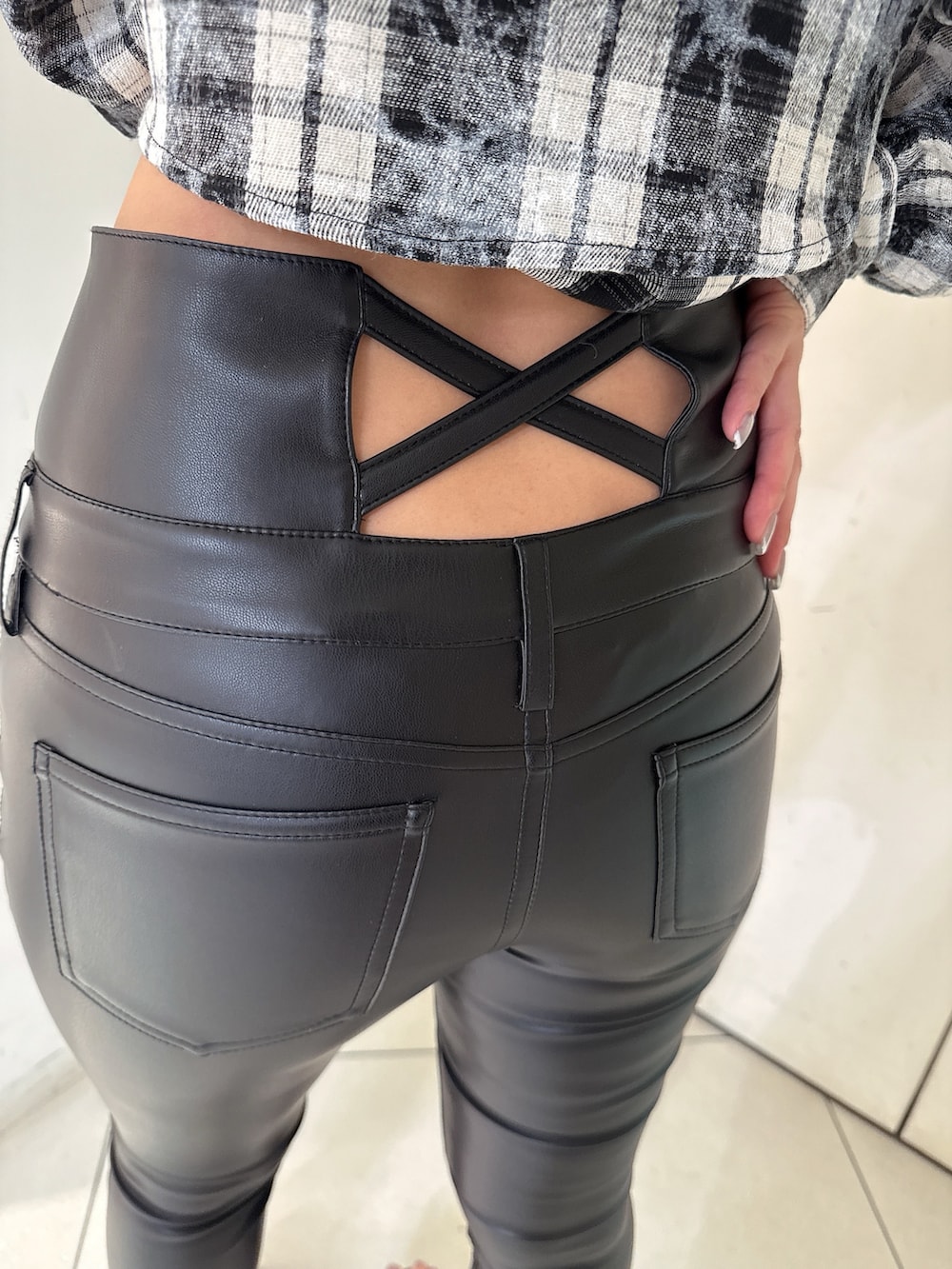 ホワイト系のキャミソール、ブラック系のシャツ/ブラウス、ブラック系のその他パンツを着用したレディースの夏コーディネートの9枚目の写真