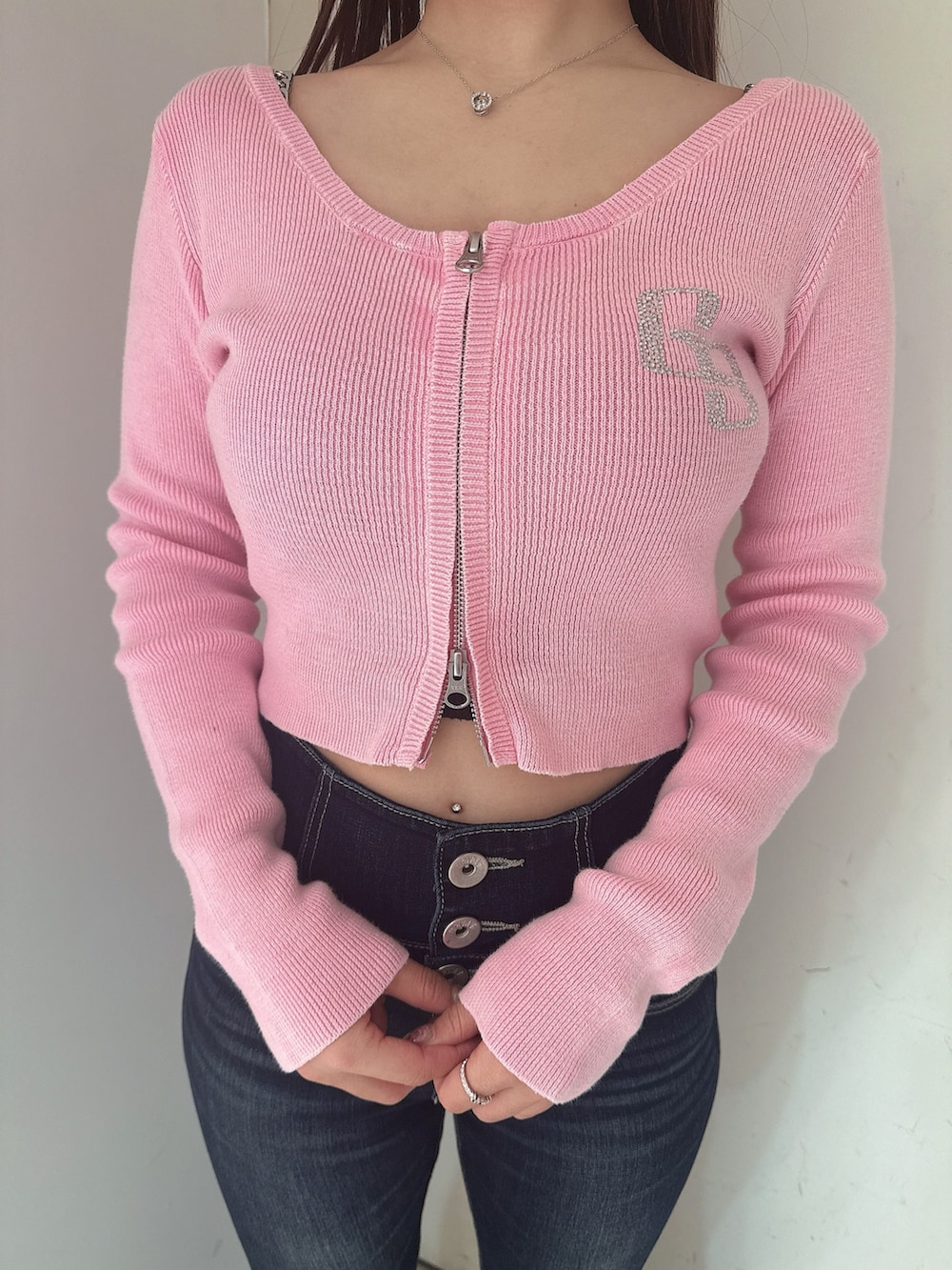 ブルー系のデニムパンツ、ブラック系のサンダル、ピンク系のニット/セーターを着用したレディースの春コーディネートの7枚目の写真