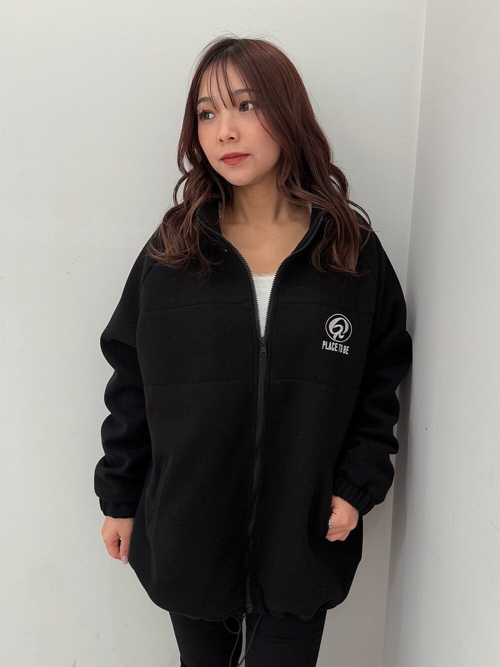 ブラック系のブルゾン、ブラック系のデニムパンツ、ブラック系のブーツを着用したレディースの冬コーディネートの4枚目の写真
