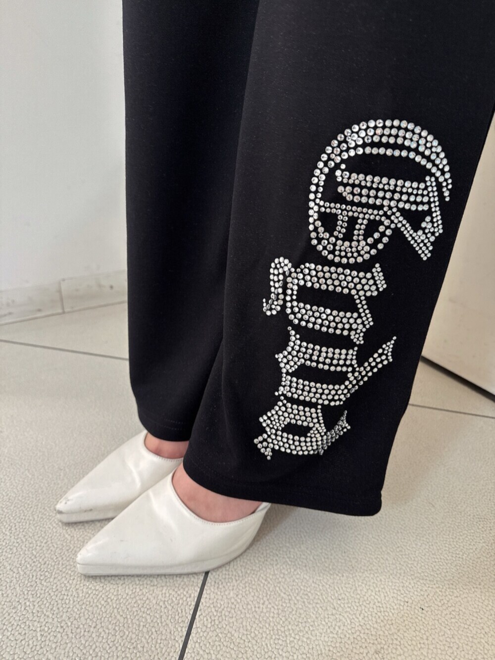 ホワイト系のパンプス、ブラック系のパーカー、ホワイト系のTシャツ/カットソーを着用したレディースの春コーディネートの10枚目の写真
