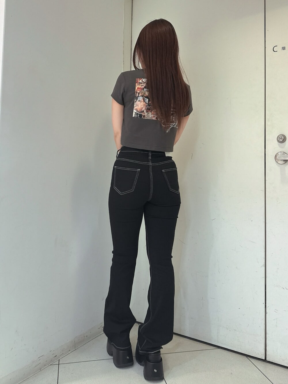 ブラック系のサンダル、ブラック系のデニムパンツ、グレー系のTシャツ/カットソーを着用したレディースの春コーディネートの3枚目の写真