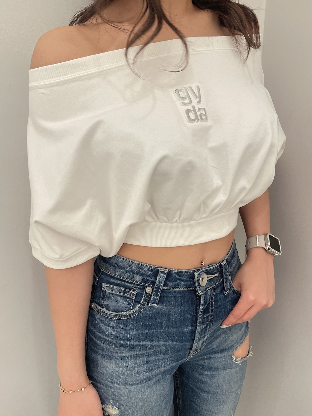 ホワイト系のTシャツ/カットソー、ブルー系のデニムパンツ、ブラック系のバックパック/リュックを着用したレディースの春コーディネートの7枚目の写真