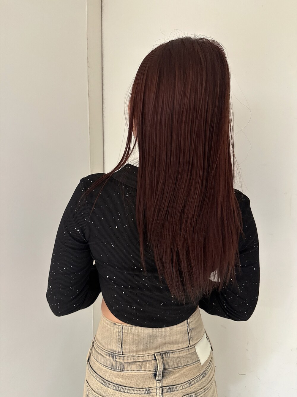 ブラック系のTシャツ/カットソー、ブルー系のデニムパンツ、ブラック系のブーツを着用したレディースの秋コーディネートの6枚目の写真