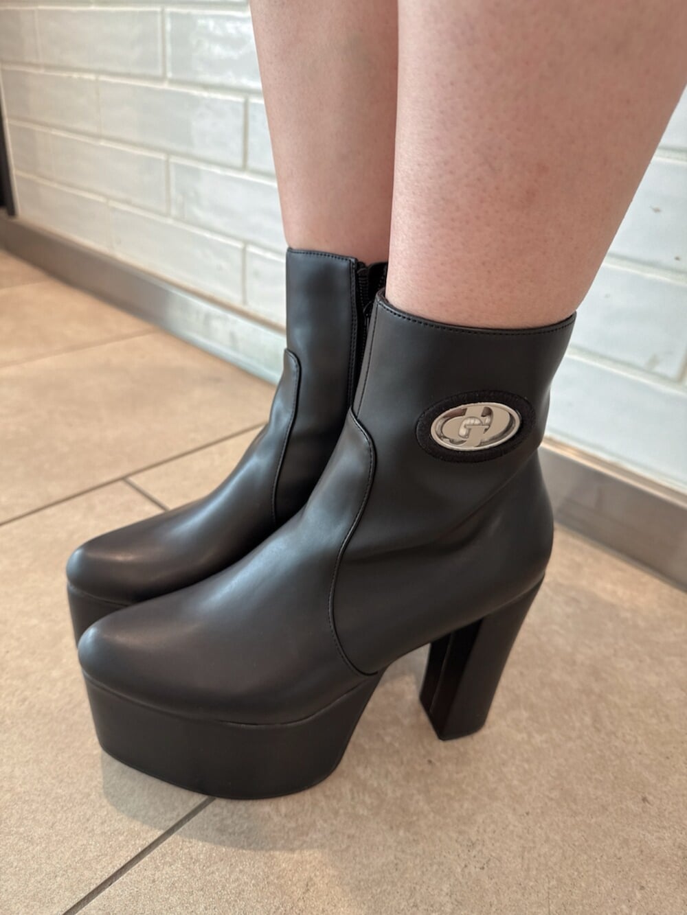 ブラック系のブーツ、グレー系のワンピースを着用したレディースの冬コーディネートの10枚目の写真