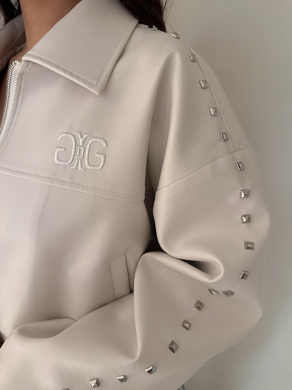 ホワイト系のパンプス、ブルー系のデニムパンツ、ホワイト系のキャミソールを着用したレディースの春コーディネートの7枚目の写真