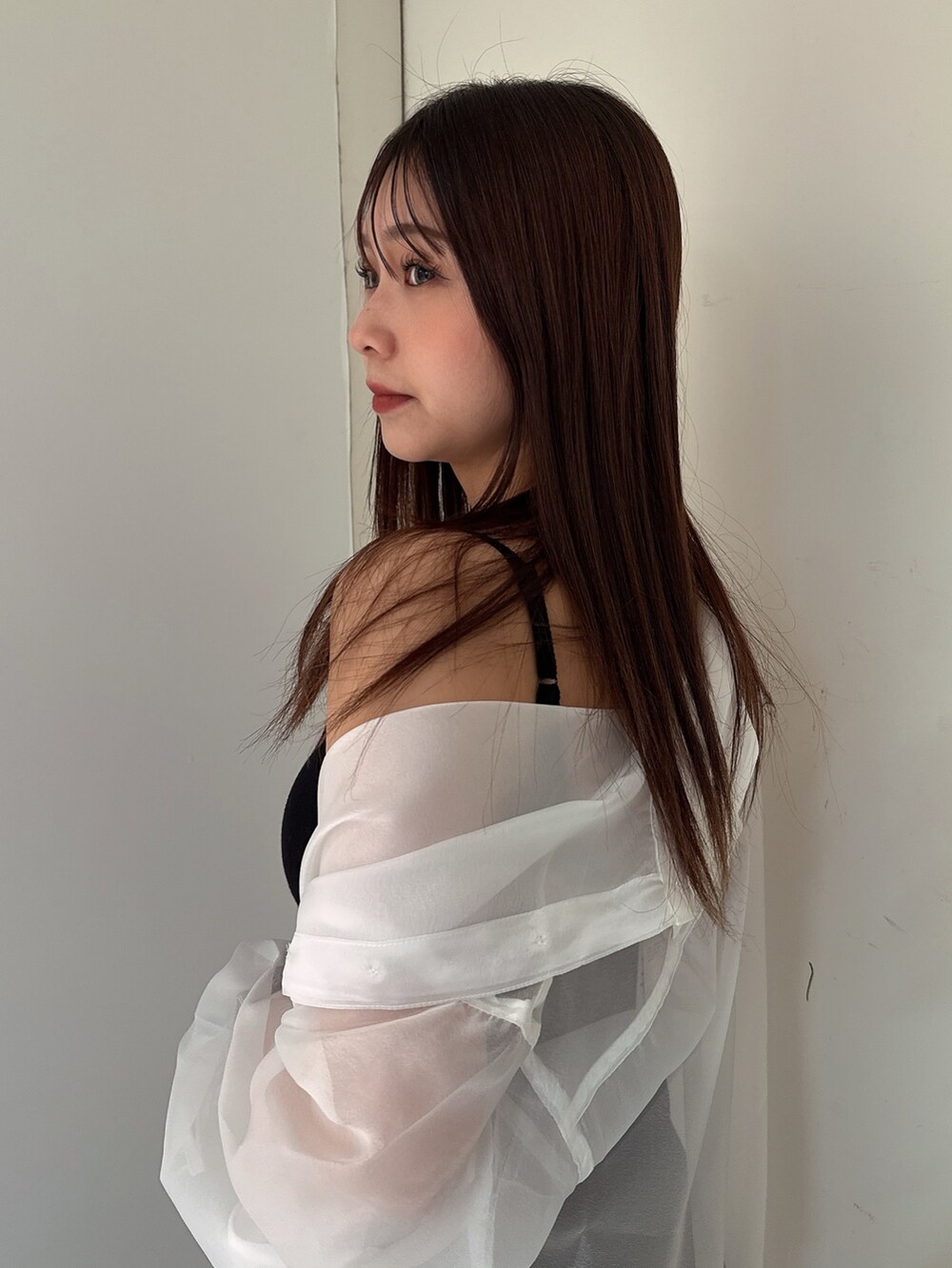 ホワイト系のシャツ/ブラウス、ブラック系のワンピース、ブラック系のサンダルを着用したレディースの夏コーディネートの5枚目の写真