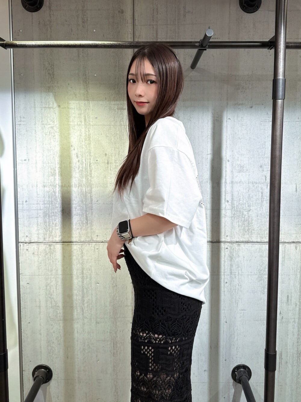 ブラック系のサンダル、ブラック系のその他パンツ、ホワイト系のTシャツ/カットソーを着用したレディースの夏コーディネートの5枚目の写真