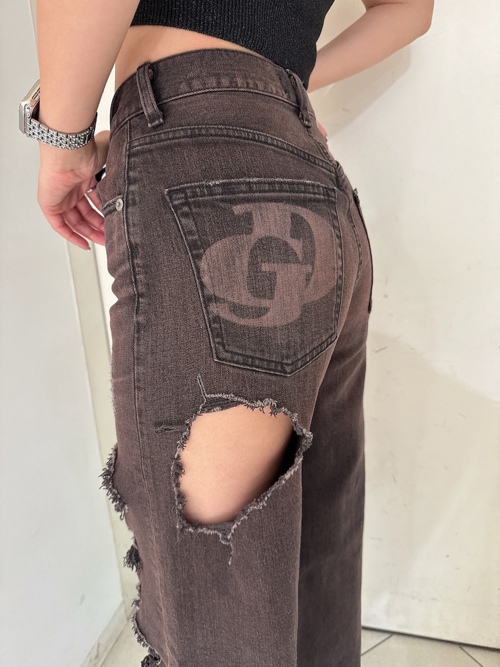 ピンク系のニット/セーター、ブラック系のサンダル、ブラック系のデニムパンツを着用したレディースの夏コーディネートの9枚目の写真