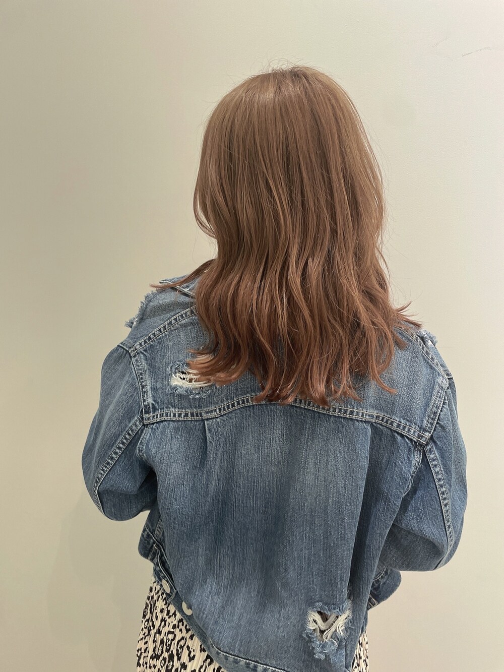 ブルー系のデニムジャケット、その他のキャミソール、その他のその他パンツを着用したレディースの春コーディネートの6枚目の写真