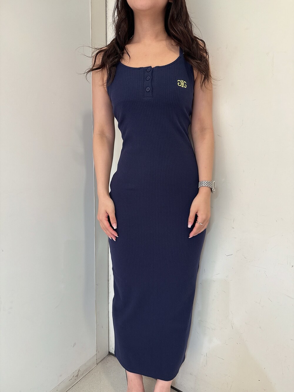 ブルー系のワンピース、ホワイト系のシャツ/ブラウス、ホワイト系のサンダルを着用したレディースの春コーディネートの6枚目の写真