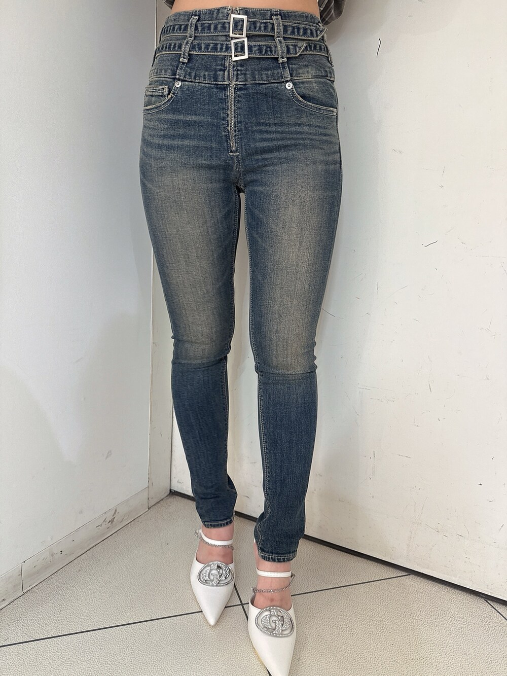 ホワイト系のキャミソール、グレー系のシャツ/ブラウス、ブルー系のデニムパンツを着用したレディースの春コーディネートの8枚目の写真