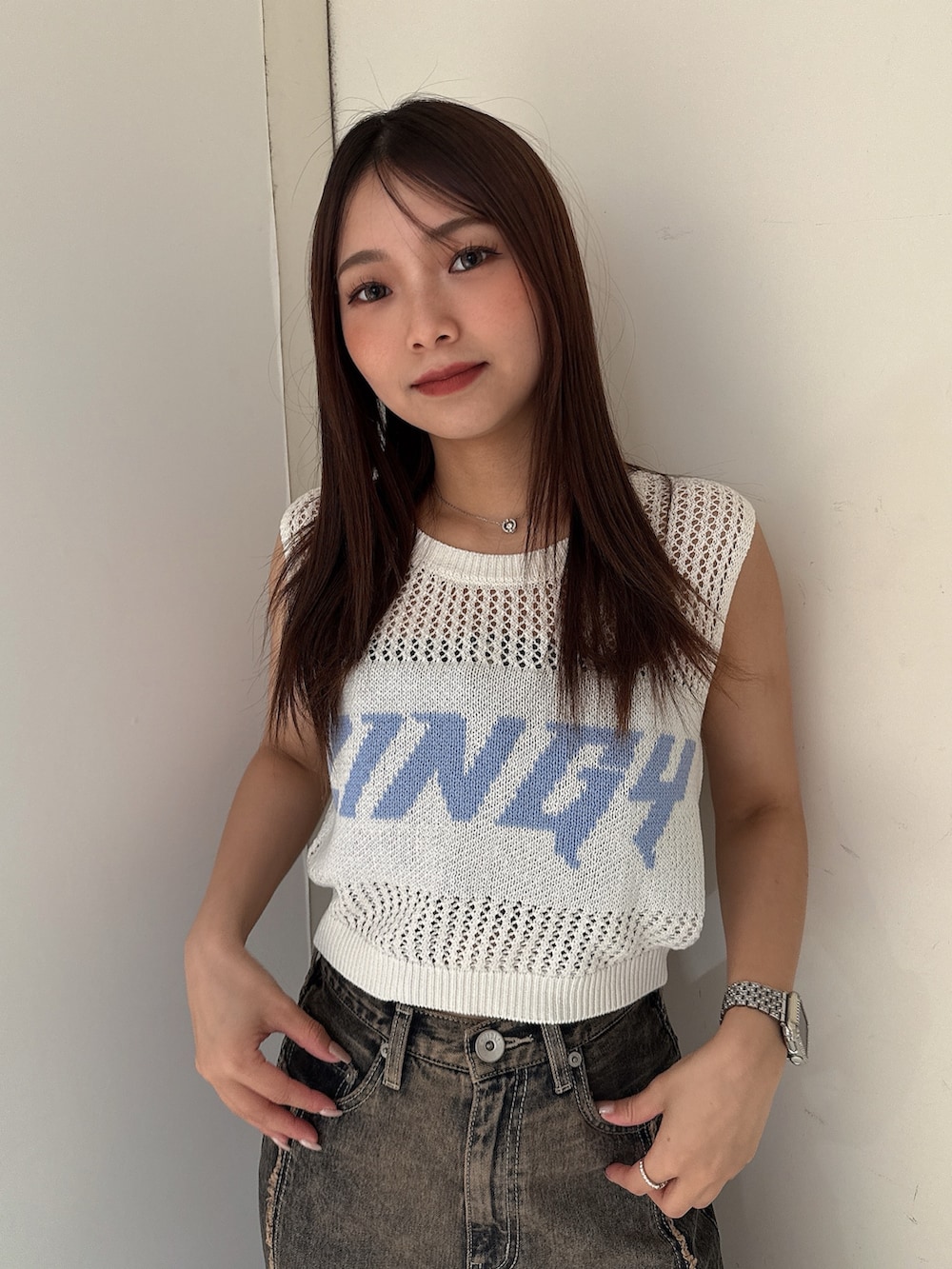 その他のつなぎ/オールインワン、ホワイト系のタンクトップ、ブラック系のサンダルを着用したレディースの夏コーディネートの4枚目の写真