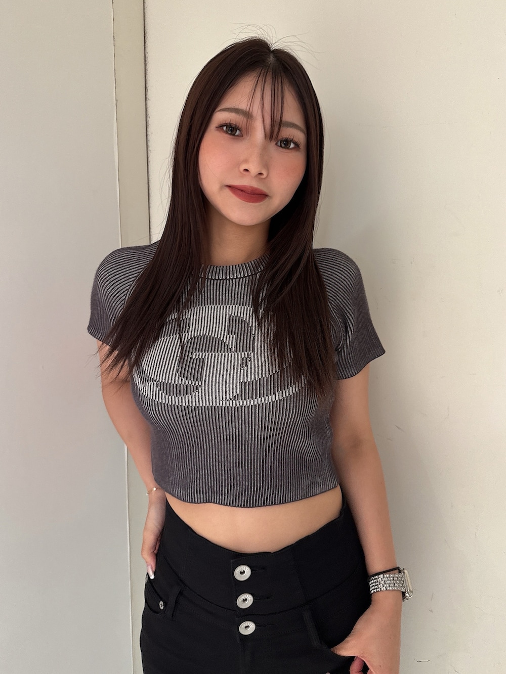 ホワイト系のニット/セーター、ブルー系のデニムパンツ、ブラック系のサンダルを着用したレディースの夏コーディネートの4枚目の写真