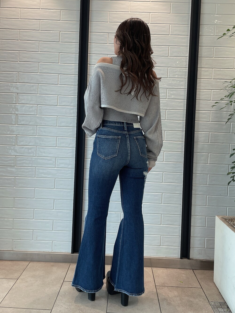 その他のアンサンブル、ブルー系のデニムパンツ、ブラック系のブーツを着用したレディースの秋コーディネートの3枚目の写真