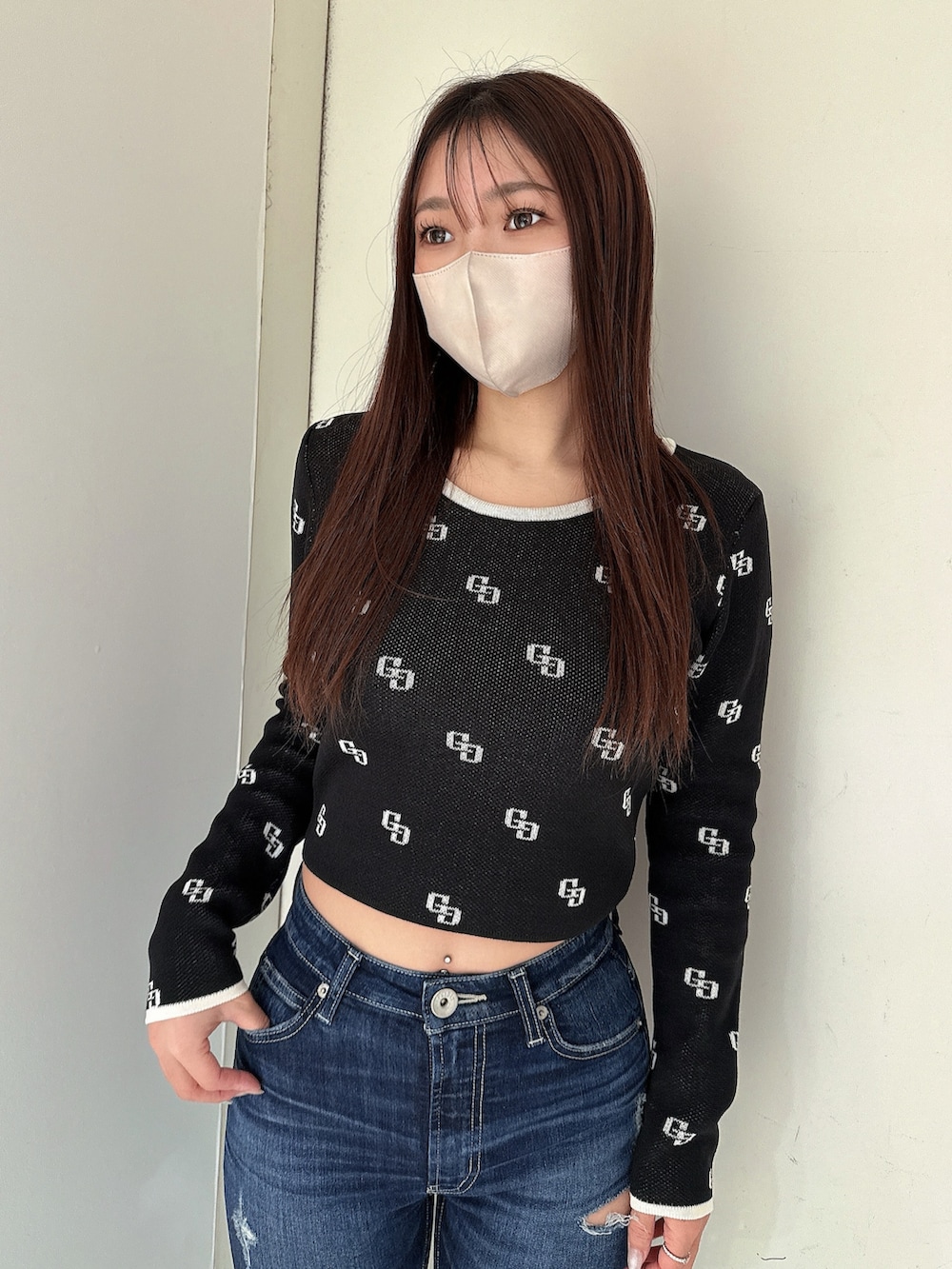 ブラック系のブーツ、ブルー系のデニムパンツ、ブラック系のニット/セーターを着用したレディースの冬コーディネートの4枚目の写真