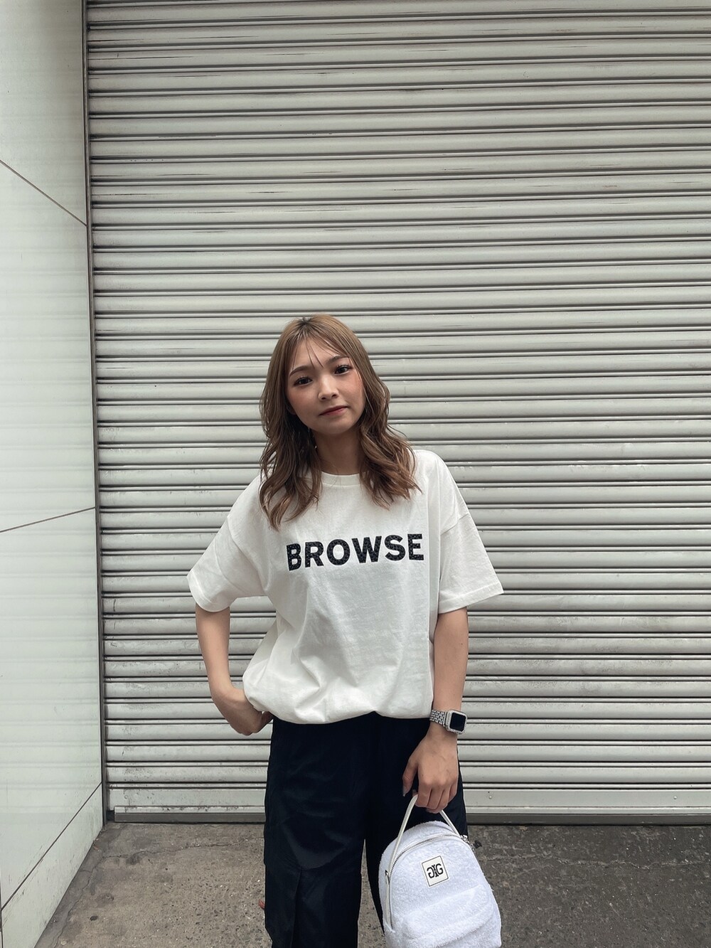 ホワイト系のバックパック/リュック、ホワイト系のTシャツ/カットソー、ブラック系のカーゴパンツを着用したレディースの夏コーディネートの5枚目の写真