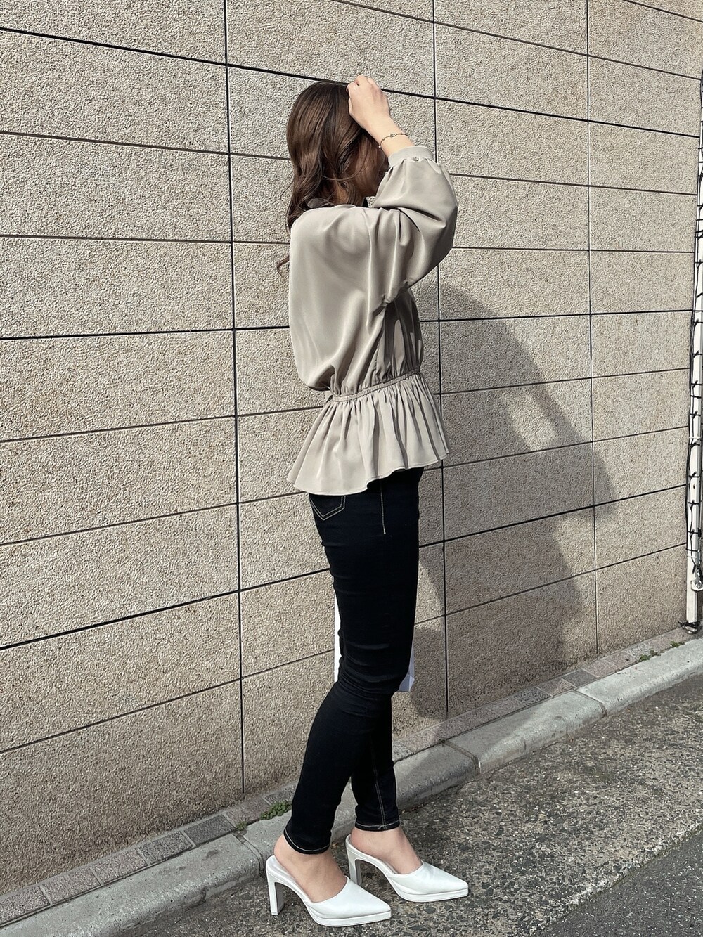 ベージュ系のシャツ/ブラウス、ブラック系のキャミソール、ブラック系のデニムパンツを着用したレディースの冬コーディネートの2枚目の写真