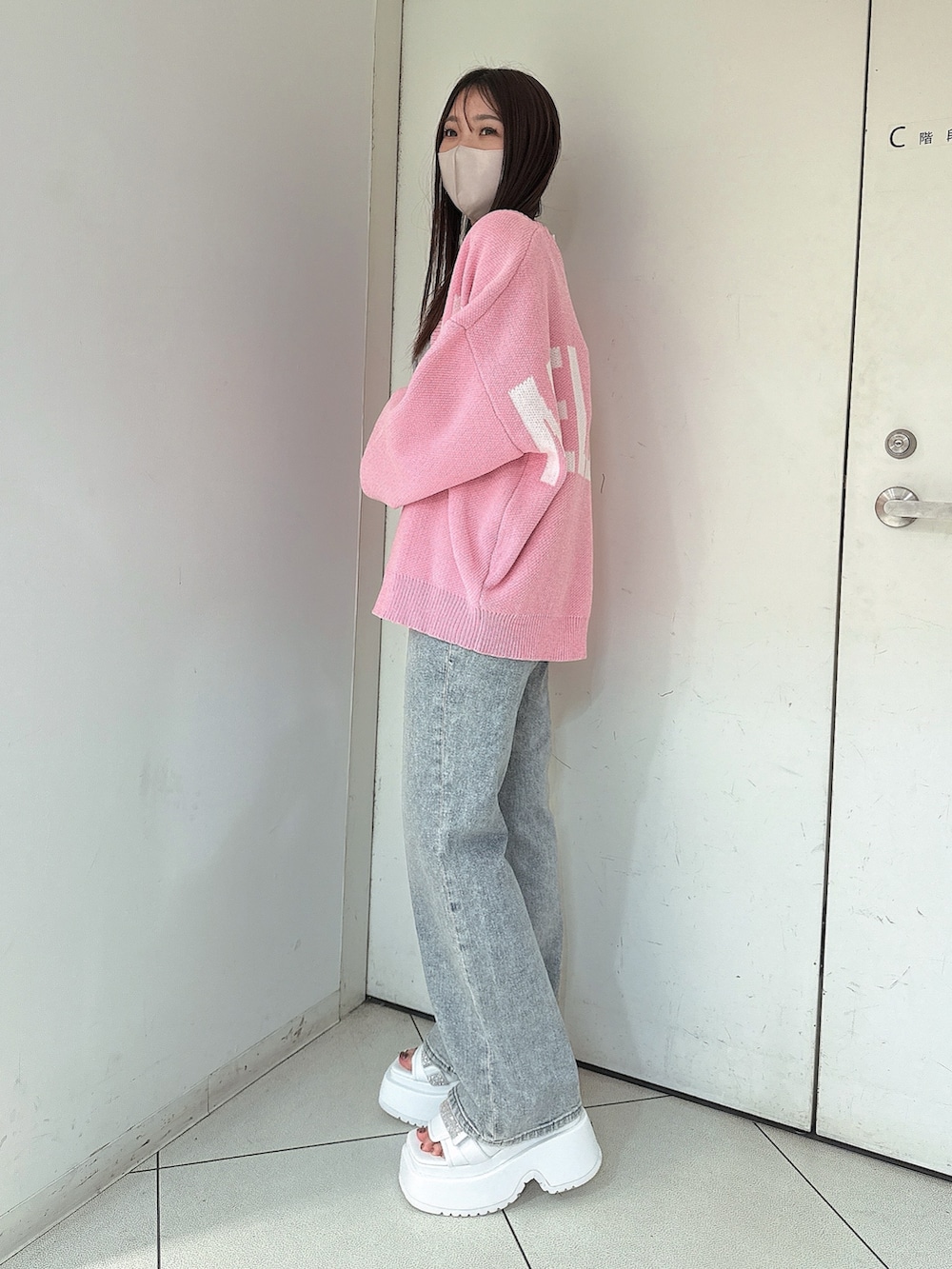 ホワイト系のサンダル、ブルー系のつなぎ/オールインワン、ピンク系のカーディガン/ボレロを着用したレディースの冬コーディネートの2枚目の写真