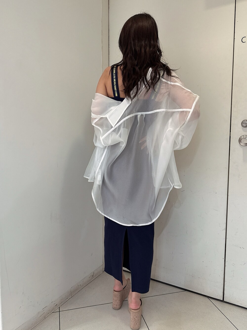 ブルー系のワンピース、ホワイト系のシャツ/ブラウス、ホワイト系のサンダルを着用したレディースの春コーディネートの3枚目の写真