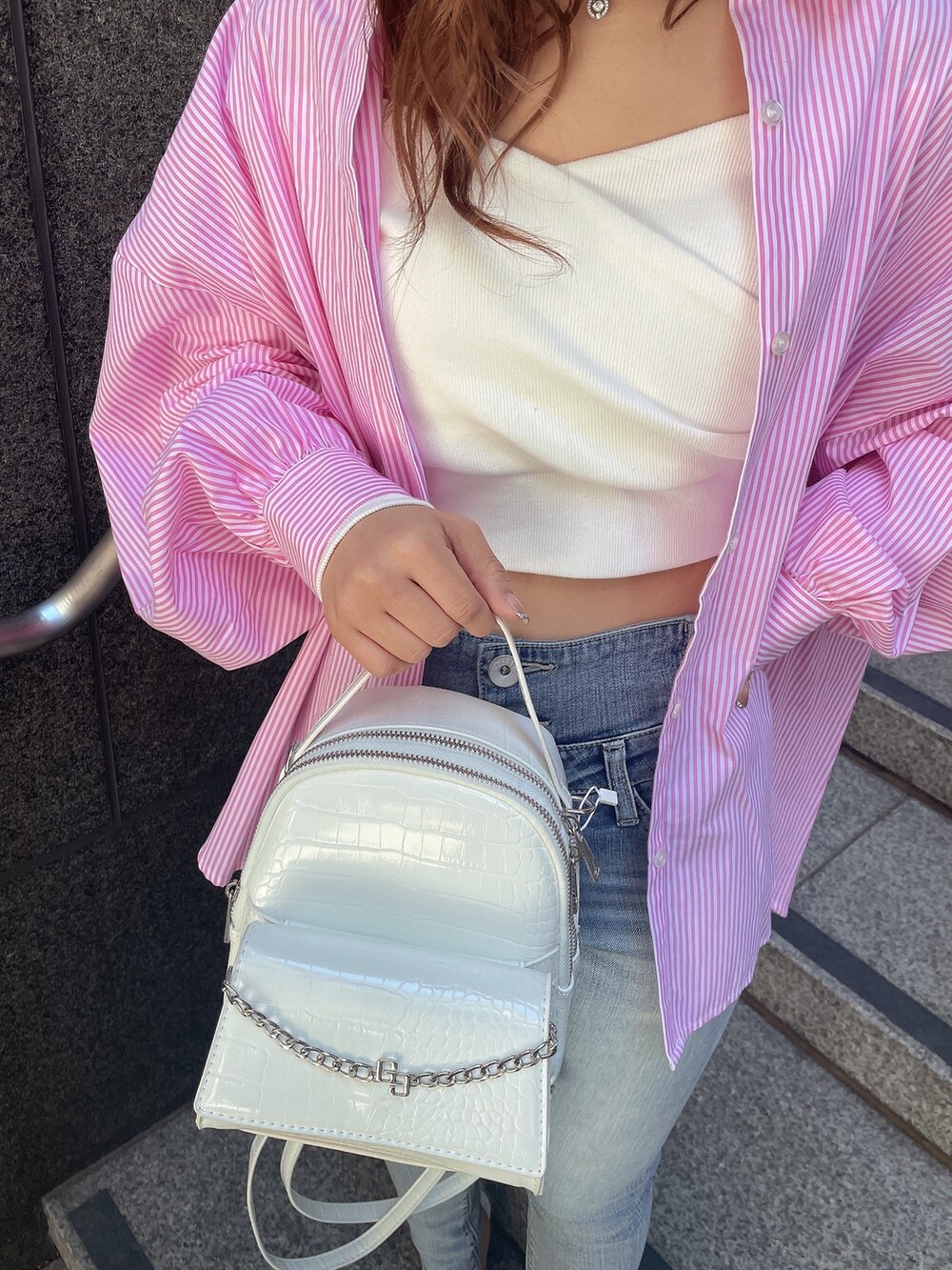 ホワイト系のTシャツ/カットソー、ピンク系のシャツ/ブラウス、ホワイト系のバックパック/リュックを着用したレディースの春コーディネートの7枚目の写真