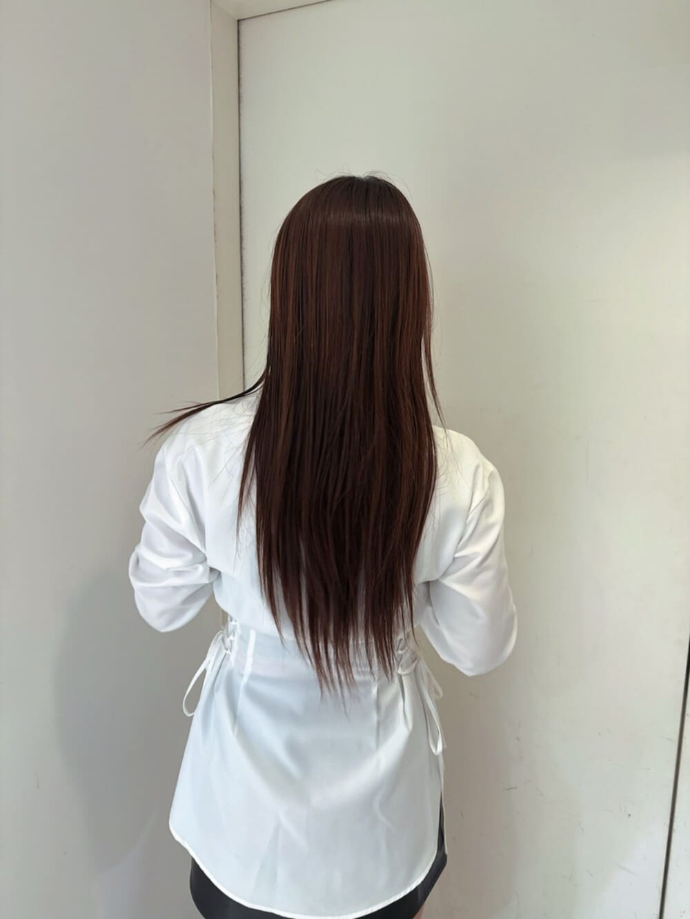 ブラック系のブーツ、ホワイト系のシャツ/ブラウス、ブラック系のスカートを着用したレディースの秋コーディネートの6枚目の写真