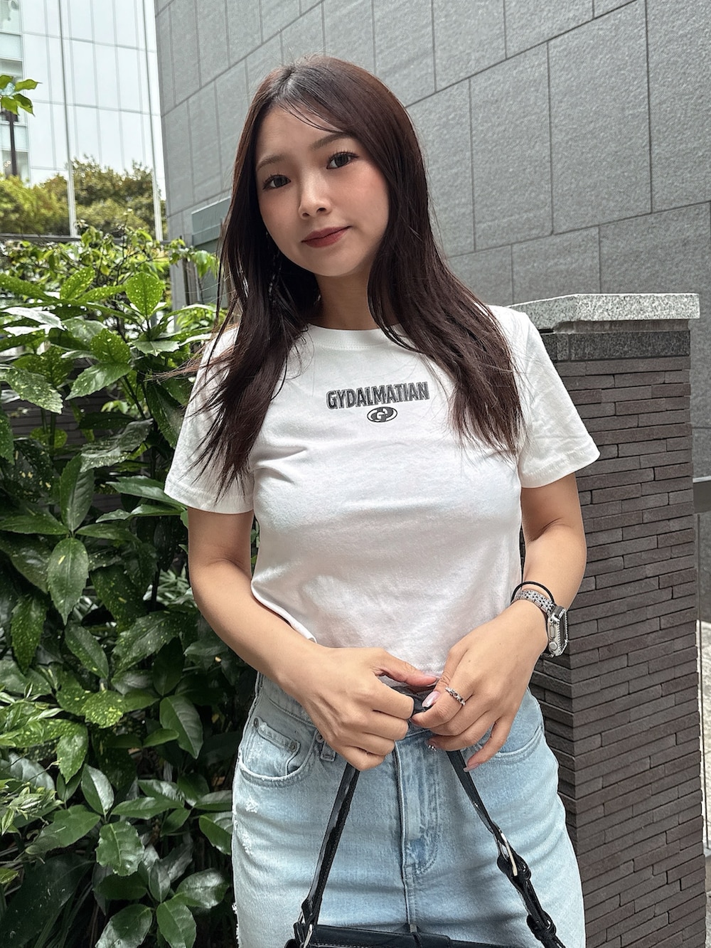 ホワイト系のTシャツ/カットソー、ブルー系のデニムパンツを着用したレディースの夏コーディネートの4枚目の写真