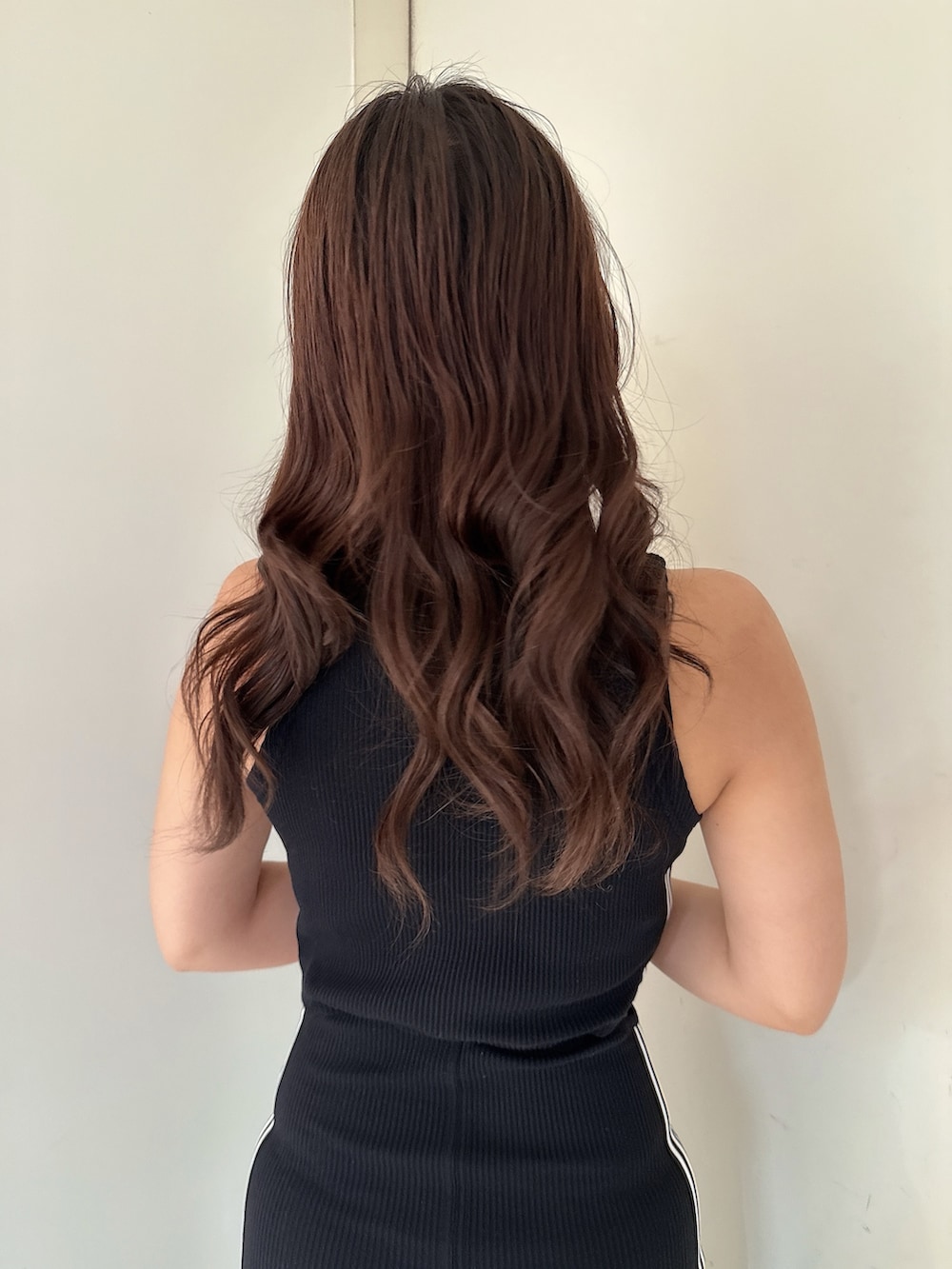 ブラック系のワンピース、ホワイト系のサンダルを着用したレディースの夏コーディネートの6枚目の写真