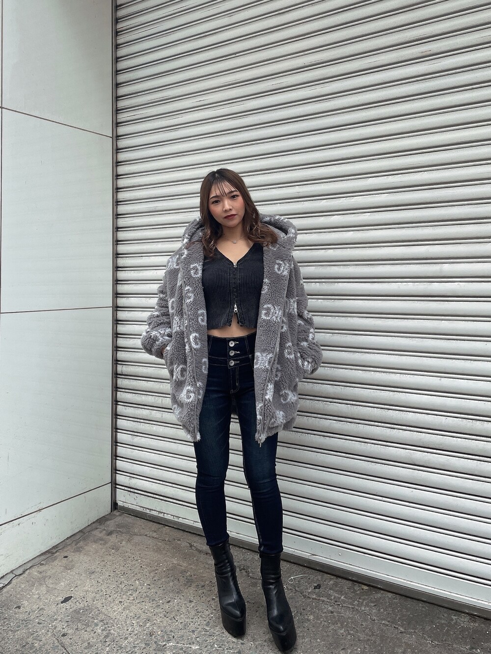 ブルー系のデニムパンツ、ブルー系のデニムパンツ、ブラック系のブーツを着用したレディースの秋コーディネートの3枚目の写真