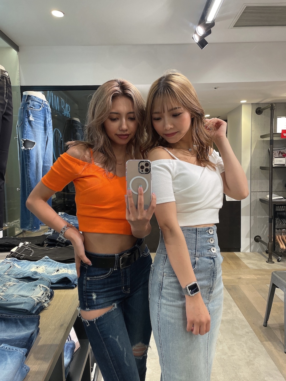 ブルー系のデニムスカート、ホワイト系のTシャツ/カットソー、ホワイト系のサンダルを着用したレディースの夏コーディネートの3枚目の写真